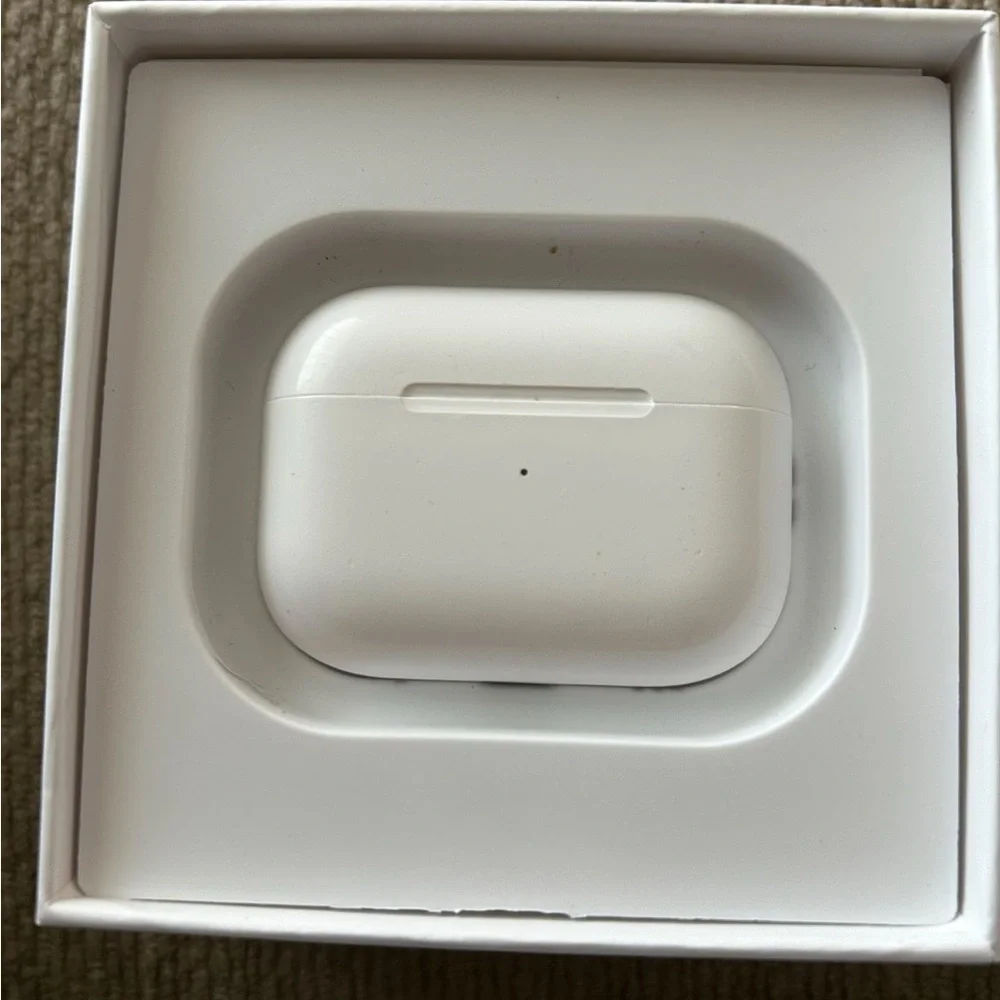 Apple White Wireless Headsets with Noise Isolation